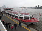 COMMODORE (ENI 05113570) am 16.10.2016, Hamburg, Elbe Landungsbrücken /

Binnenfahrgastschiff / Lüa 35,0 m, B 8,2 m, Tg 1,3 m / 2 MAN-Diesel, ges. 302 kW, 410 PS, 2 Schottel-Ruder-Propeller SRP 110, 10,5 kn / max. 350 Pass. / 1992 bei Schiffswerft Oelkers & Eichler GmbH, Neuwulmstorf, Deutschland /
