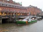 OLDENBURG am 15.12.2016, Hamburg im Zollkanal vor dem Zollmuseum /  Zollboot (Museumsschiff)  / Lüa 28,07 m, B 4,83 m, Tg 1,44 m / 2 Diesel, MTU, ges.