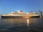 QUEEN MARY 2 (IMO 9241061) am 27.5.2016, Hamburg, Elbe / Eindocken in das  Trockendock Blohm+Voss  Elbe 17 / mit dem Bug vor der Dockeinfahrt liegend /    Passagierschiff / Cunard Line / 148.528 BRZ /