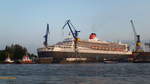 QUEEN MARY 2 (IMO 9241061) am 27.5.2016, Hamburg, Elbe / Eindocken in das  Trockendock Blohm+Voss  Elbe 17 / eingedockt, das Docktor wird geschlossen /    Passagierschiff / Cunard Line / 148.528 BRZ /