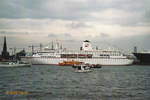 DEUTSCHLAND (IMO 9141807) im Mai 2006, Hamburg auslaufend, Elbe Höhe Cruise-Center Hafencity /
Kreuzfahrer / BRZ 22.496 / Lüa 175,3 m, B 23 m, Tg 5,79 m / 4 MaK-Diesel, ges. 12.320 kW, 16.755 PS, 2 Propeller, 20 kn / 1998 bei HDW, Kiel / die Gesellschaft ging Ende 2014 in Insolvenz / (scan vom Foto)
