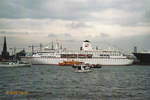 DEUTSCHLAND (IMO 9141807) im Mai 2006, Hamburg auslaufend, Elbe Höhe Cruise-Center Hafencity /  Kreuzfahrer / BRZ 22.496 / Lüa 175,3 m, B 23 m, Tg 5,79 m / 4 MaK-Diesel, ges.