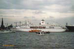 DEUTSCHLAND (IMO 9141807) im Mai 2006, Hamburg auslaufend, Elbe Höhe Cruise-Center Hafencity /
Kreuzfahrer / BRZ 22.496 / Lüa 175,3 m, B 23 m, Tg 5,79 m / 4 MaK-Diesel, ges. 12.320 kW, 16.755 PS, 2 Propeller, 20 kn / 1998 bei HDW, Kiel / die Gesellschaft ging Ende 2014 in Insolvenz / (scan vom Foto)
