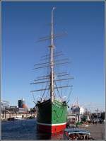 Die RICKMER RICKMERS liegt seit 1983 als Museumsschiff im Hamburger Hafen. 1896 wurde sie als Vollschiff aus Stahl auf Querspanten auf der firmeneigenen Werft in Bremerhaven gebaut und nach dem Enkel des Firmengrnders benannt. Der Rumpf ist 97 m lang, 12,20 m breit, der Tiefgang betrug 6 m.  Das Schiff war zu der Zeit mit 1.980 BRT und 3.067 TDW vermessen, die mittlere Raumtiefe betrug 7,70 m. Als Vollschiff hatte der Segler eine Segelflche von 3.500 m2. Aufnahmedatum: 16.10.2005

