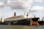 Hamburg 1992: Die QUEEN ELIZABETH 2 im Schwimmdock Nr.11