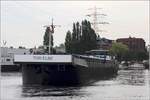 Die 1926 gebaute TOR ELBE (ENI 04014120) am 02.08.2017 im Binnenhafen von Harburg. Sie ist 90 m lang, 9,5 m breit und hat eine Tonnage von 1.552 t. Heimathafen ist Buxtehude.