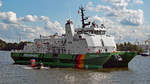 Zollboot HELGOLAND im Hafen von Hamburg am 02.09.2017. Das zum Schiff gehörende Schlauchboot KLAAS OHM ist mit Blaulicht unterwegs und befördert eine schwer bewaffnete Spezialeinsatzgruppe des Zolls (der sogenannten ZUZ)zu einem Einsatzort. Szene aus dem  Schmuggler-Krimi  am Tag des Zolls. 
Siehe hierzu
https://www.youtube.com/watch?v=VbyGvQSBS4U
