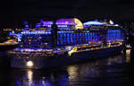 Das ist nicht AIDAblu sondern AIDA in blue. Die AIDAprima in gigantischer Beleuchtung, angelehnt an das Thema  Blueport , zur Schiffsparade anläßlich der  Hamburg Cruise Days  am 09.09.2017 im Hamburger Hafen.