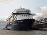 MEIN SCHIFF 6 (IMO 9753208) am 21.8.2017, Hamburg, Elbe, Cruise Center Altona /  Kreuzfahrtschiff / BRZ 98.811 / Lüa 295,26 m, B 36,2 m, Tg 8,25 m / 2 Diesel 8L46F + 2 Diesel 12V46;,