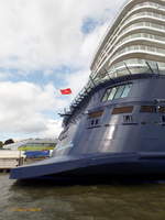 MEIN SCHIFF 6 (IMO 9753208) am 21.8.2017, Heckansicht sog. Ducktail, , Hamburg, Elbe, Cruise Center Altona /
Kreuzfahrtschiff / BRZ 98.811 / Lüa 295,26 m, B 36,2 m, Tg 8,25 m / 2 Diesel 8L46F + 2 Diesel 12V46;, Wärtsilä, ges. 48.000 kW (65.261 PS), 2 E-Motore, ges. 28.000 kW (38.069 PS) 2 Festpropeller, 21,7 kn / 1.030 Kabinen, 2.534 Pass., 1.267 Besatzung / gebaut 2017 bei Meyer Werft, Turku, Finnland / Eigner: TUI Cruises / Flagge: Malta Heimathafen: Valetta /