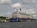 MEIN SCHIFF 6 (IMO 9753208) am 21.8.2017, von achtern gesehen, Hamburg, Elbe, Cruise Center Altona /  Kreuzfahrtschiff / BRZ 98.811 / Lüa 295,26 m, B 36,2 m, Tg 8,25 m / 2 Diesel 8L46F + 2 Diesel