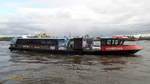 REIHERSTIEG (ENI 04811570) am 23.4.2017, – Musical-Werbung: Das Wunder von Bern - Hamburg, Elbe Höhe Landungsbrücken  /    Hafenfährschiff (Typ Flachschiff) / Lüa 27,2 m, B