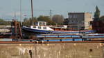 TK 3 (ENI 05107590) (HB 69) am 8.10.2017, Hamburg, Roßhafen, auf dem Schrottplatz Roßkai, ehem. Schuppen 84 /
Ex-Namen: ELKE (HB 69) >UHU I /
Barkasse / Lüa 14,21 m, B 2,99 m, Tg 1,69 m / gebaut 1920 bei Schüler Werft, Uetersen / zuletzt bei Taucher Knoth als TK 3 gefahren /
