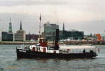 WOLTMANN im Mai 2006 (Hafengeburtstag), Hamburg, Elbe (scan vom Foto) /

Dampfschlepper / Lüa 22,24 m, B 5,54 m, Tg 2,8 m / 1 Zweifachexpansionsmaschine 177 kW (240 PS), 1 Propeller  / gebaut 1904 bei Gebr. Sachsenberg, Roßlau a.d. Elbe / Eigner: Schleppdampfer Woltman e.V., Heimathafen: Hamburg, Museumshafen Övelgönne /
