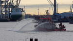 BRANDDIREKTOR WESTPHAL (ENI 04812840) Taufe am 26.11.2018, Detail: Demonstration der Lösch- und Wurfleistung, Hamburg, Elbe, an der Überseebrücke /
Feuerlöschboot / Klasse LB 40 / Lüa 43,5 m, B 9,8  m, Tg 2,85 m / 2 Antriebs-Diesel, Caterpillar C 18, 1000 kW (1360 PS), 2 Schottel-Ruderpropeller, 12 kn, 2 Bugstrahlruder, 330 kW(450 PS)  / Die Wasserwerfer spritzen bis zu 180 Meter weit und 110 Meter hoch, Pumpleistung: bis zu 120.000 Liter Wasser pro Minute / Eigner: HPA, Flagge: Deutschland, Heimathafen: Hamburg / gebaut 2018 bei Fassmer, Berne-Motzen / 