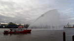 BRANDDIREKTOR WESTPHAL (ENI 04812840) Taufe am 26.11.2018, Detail: Demonstration der Lösch- und Wurfleistung, Hamburg, Elbe, an der Überseebrücke /  Feuerlöschboot / Klasse LB 40 /