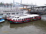 LÜTTE DEERN (ENI 05103260) Kunstschiff am 9.11.2018, Hamburg, Elbe, Liegeplatz Innenkante Landungsbrücken /  Ex-Name: CLARA /  Rundfahrt-Barkasse /  Maße nach Umbau 2014 nicht bekannt /