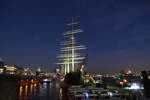 RICKMER RICKMERS am 26.2.2019 um 18:33 Uhr, Abendstimmung,  Hamburg, Elbe, Liegeplatz Fiete Schmidt Anleger /
Ex-Namen: RICKMER RICKMERS > 1912, MAX > 1916, FLORES > 1924, SAGRAS > 1962, SANTO ANDRÉ >1983 /
Bark (Museumsschiff) / BRT 2.007, Tragfähigkeit 3.060tdw / Lüa 97 m, B 12,19 m, Tg 6 m / gebaut 1896 bei Rickmer Clasen Rickmers, Bremerhaven /

