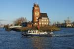 NORDERELBE am 19.3.2019, jetzt mit blauem Rumpf, Hamburg, bei der Einfahrt vom Köhlfleet in die Elbe vor der Lotsenstation Seemannshöft in Waltershof /   Zollboot / Lüa 17 m, B 4,2 m,