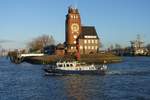 NORDERELBE am 19.3.2019, jetzt mit blauem Rumpf, Hamburg, bei der Einfahrt vom Köhlfleet in die Elbe vor der Lotsenstation Seemannshöft in Waltershof / 
Zollboot / Lüa 17 m, B 4,2 m, Tg 1,1 m / 2 Diesel, ges. 630 kW (856 PS), 23 kn  / gebaut 1980 bei Ernst Menzer, HH-Bergedorf  /