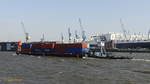 VINCENT (ENI 06002741), mit voll ausgefahrenem Steuerhaus, Schubverband mit einer Containerbarge am 23.4.2019, der Schiffsführer kann gerade noch über die Container hinwegsehen, Hamburg,