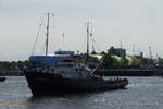 HOLLAND (IMO 5153462) am 11.5.2019: 830. Hafengeburtstag Hamburg, Elbe vor den Landungsbrücken /
Hochseeschlepper, Museumsschiff / BRZ 570 / Lüa 57,35 m, B 9,56 m, Tg 3,69 m / 1 Diesel, Werkspoor TMABS 3910, 1499 kW (2038 PS), 16 kn / gebaut 1952 bei Ferus Smit, Foxhol, NL  / Eigner: Stichting Zeesleepboot Holland, Opperdoes, NL / Flagge: NL, Heimathafen: Terschelling / 
