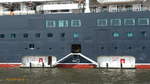 QUEEN VICTORIA (IMO 9320556) am 30.4.2019, Hamburg, Elbe, Liegeplatz Cruise Center Altona / Foto von einer HADAG-Hafenfähre Landungsbrücken > Finkenwerder: Detail Bordanleger für die Verkehrsboote /

Kreuzfahrtschiff, Vista-Klasse / BRZ 90.049 / Lüa 294,0 m, B 32,25 m , Tg 8,0 m / 6 Diesel, Sulzer-Wärtsilä. ges. 37.200 kW (50.578 PS) 6 Generatoren, 2 E-Fahrmotore, 2 Azipods, 23,7 kn / gebaut 2007 bei Fincantieri, Marghera, Italien / Eigner: Carnival Corporation, Betreiber: CunardLine / Flagge: Bermuda, Heimathafen: Hamilton / Januar 2015, Einbau von Abgasreinigern bei Blohm+Voss, Hamburg /