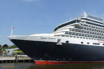 QUEEN VICTORIA (IMO 9320556) am 30.4.2019, Hamburg, Elbe, Liegeplatz Cruise Center Altona / Foto von einer HADAG-Hafenfähre Landungsbrücken > Finkenwerder: Detail Bugansicht /   