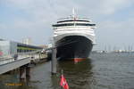 QUEEN VICTORIA (IMO 9320556) am 30.4.2019, Hamburg, Elbe, Liegeplatz Cruise Center Altona / Foto von einer HADAG-Hafenfähre Landungsbrücken > Finkenwerder: Bugansicht  /

Kreuzfahrtschiff, Vista-Klasse / BRZ 90.049 / Lüa 294,0 m, B 32,25 m , Tg 8,0 m / 6 Diesel, Sulzer-Wärtsilä. ges. 37.200 kW (50.578 PS) 6 Generatoren, 2 E-Fahrmotore, 2 Azipods, 23,7 kn / gebaut 2007 bei Fincantieri, Marghera, Italien / Eigner: Carnival Corporation, Betreiber: CunardLine / Flagge: Bermuda, Heimathafen: Hamilton / Januar 2015, Einbau von Abgasreinigern bei Blohm+Voss, Hamburg /