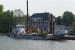 ROCHEN (IMO 8823006) am 30.4.2019 , Hamburg, Elbe Köhlfleet, HPA Tonnenhof Finkenwerder /    selbstfahrender Arbeitsponton / GT 124 / Lüa 25,65 m, B 9,5 m, Tg 1,61 m / 1 Diesel, Cummins NT