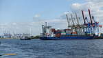 ALANA  (IMO 9297589) am 21.8.2019, Hamburg, Elbe, beim Ablegen vom Athabaskakai und drehen in das Fahrwasser Richtung See, assistiert vom Schlepper WILHELMINE (IMO 8007133) /    Ex-Name: LAANA /   
