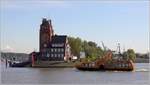 Die 1993 gebaute Hafenfhre WOLFGANG BORCHERT (ENI 05114630) auf dem Weg von Finkenwerder zu den Landungsbrcken in Hhe des Seemannshft. Sie ist 28,20 m lang, 7,75 m breit und bietet 250 Personen Platz. 07.10.2019