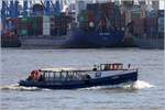 Die 1920 gebaute Barkasse RUTH (ENI 05107350) bei einer Hafenrundfahrt in Hamburg. Sie ist 18,30 m lang, 4,88 m breit und kann bis zu 124 Personen befördern. Heimathafen ist Hamburg. 07.10.2019