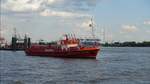 OBERSPRITZENMEISTER REPSOLD (ENI 05109880) am 14.8.2019, Hamburg, Elbe an der Schlepperstation Neumühlen /

Feuerlösch- und Ambulanzboot der Berufs-Feuerwehr Hamburg; Funkname. Florian Hamburg 35 LAB /  Lüa 28,58 m, B 5,64 m, Tg 1,75 m / 1 MTU-Diesel, 552 kW (750 PS) , 13 kn / Feuerlöschpumpe: 12.000 l/min, Wasserwerfer: hydraulisch ausfahrbarer Wasser- und Schaumwerfer, 5200 l/min / absenkbares Steuerhaus / gebaut 1985 bei Heinrich Grube, HH-Oortkaten /
