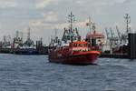 OBERSPRITZENMEISTER REPSOLD (ENI 05109880) am 14.8.2019, Hamburg, Elbe an der Schlepperstation Neumühlen /

Feuerlösch- und Ambulanzboot der Berufs-Feuerwehr Hamburg; Funkname. Florian Hamburg 35 LAB /  Lüa 28,58 m, B 5,64 m, Tg 1,75 m / 1 MTU-Diesel, 552 kW (750 PS) , 13 kn / Feuerlöschpumpe: 12.000 l/min, Wasserwerfer: hydraulisch ausfahrbarer Wasser- und Schaumwerfer, 5200 l/min / absenkbares Steuerhaus / gebaut 1985 bei Heinrich Grube, HH-Oortkaten /
