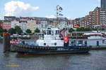 VB RASANT (2) (IMO 9763241) am 14.8.2019, Hamburg, Elbe, am Schlepperponton St. Pauli /

Ex-Name: RASANT (2) /

Seeschiffsassistenz-Schlepper / Damen ASD 2411 / GT 268 / Lüa 24,47 m, B 11,33 m, Tg 5,54 m / 2 Caterpillar-Diesel, ges. 4.200 kW (5710 PS), 2 Rolls Royce Ruderpropeller (Azimut) US 255, 13 kn, Pfahlzug 71 t / gebaut 2016 bei Damen-Partner Song Thu Shipyard, Da Nang, Vietnam / Eigner: Boluda - Lütgens & Reimers, Hamburg / Flagge: Deutschland, Heimathafen: Hamburg /
