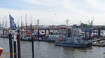 Hamburg am 11.5.2019 (Hafengeburtstag), dicht gedrängt liegen die unterschiedlichsten Gastschiffe im Niederhafen am östlichen Ende der Überseebrücke / 