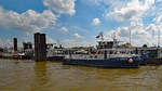 Zollboote (darunter KEHRWIEDER) an der Überseebrücke im Hafen von Hamburg.