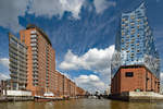 Wasserboot HADERSLEBEN am 26.05.2020 im Sandtorhafen Hamburg.
Rechts im Bild ist die Elbphilharmonie zu sehen.