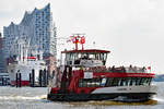 Hafenfähre HARBURG (ENI 04807990) am 26.05.2020 im Hafen von Hamburg.Im Hintergrund ist die CAP SAN DIEGO zu sehen.