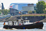Die 1957 gebaute Barkasse HECHT am 26.5.2020 im Hafen von Hamburg. Sie ist 17 m lang, 4 m breit und hat einen Tiefgang von 1,55 m