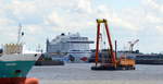 Leider nur in der Ferne der Hafenrundfahrt im Hamburger Hafen erkennbar lag am 20.07.20 die AIDAperla, das 2017 gebaute und 299,95 m lange Kreuzfahrtschiff ist trotzdem mit seinen gewaltigen Aufbauten