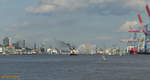 Hamburg am 7.9.2020: Elbe, Einlaufen der Viermastbark PEKING mit den Begrüßungsbegleitschiffen in ihren Heimathafen, Foto von Bord einer Hafenfähre /