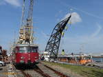 Hamburg am 13.9.2020: Hafenmuseum (Schuppen 50), der Bremer Kai mit Hafenbahn-Triebwagen, Schwimmkran und hinter den Kaikränen die Masten der PEKING /