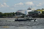 OEVELGÖNNE am 7.9.2020, Hamburg, Elbe Höhe Steinwerder /

Zollboot 17m-Klasse / Lüa 17,25 m, B 4,35 m, Tg 1,1 m / 2 Diesel,  gesamt  632 kW (860 PS), 23 kn / Dienststelle und Heimathafen: Hauptzollamt Hamburg-Hafen  / gebaut 1988 bei Fleischhauer, Zons, NL, 2016 modernisiert, 2019 blaue Rumpffarbe / 
