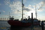 ELBE 3 am 7.9.2020, Hamburg, Elbe, beim Anlegemanöver zum Liegeplatz Museumshafen Övelgönne /
Feuerschiff / Lüa. 45,1m, B 7,1m, Tg. 3,95m / 256 BRT / 1x 6-Zyl-MWM Diesel, 300 PS seit 1936 / erbaut 1888 in Vegesack. / ab Juni 1889 auf Position Weser / 1936 Einbau der Maschine / 1954-1955 und 1956-1966 auf Position Bremen / 1966-1977 auf Position Elbe 3 / 23.5.1977 Ausserdienststellung / Seit 1979 im Museumshafen Övelgönne /