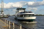 HAFENCITY (1) (ENI 051 16730) am 7.9.2020, mit neuer Werbung (Eigenwerbung für Hafenfähren), Hamburg, Elbe vor dem Anleger Neumühlen/Övelgönne  /    Einmann-Fährschiff
