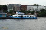 KIRCHDORF (ENI 05100560), Typschiff IIIc,  mit neuer Werbung „Der Hamburger Gin“, am 7.9.2020 Hamburg, Elbe, Betriebshof Fischmarkt  /    Hafenfähre / Lüa 30,18 m, B 8,14 m, Tg