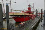Hamburg am 11.11.2020: ehemaliges Feuerschiff LV 13 im Niederhafen (City Sporthafen), nichts los wegen Corona-Einschränkung  /
Seezeichen für die Schifffahrt vor der Humber Mündung für die englische Schifffahrtsbehörde Trinity House / Verdrängung: 550 t / Lüa 42 m, B 7,6 m, Tg 3,3 m / ohne Antrieb / Turmhöhe 16 m / gebaut 1952 bei Philips & Sons in Dartmouth  / am 10.3.1989 ersetzt durch eine Großtonne /  21.6.1991 durch Kapitän Wulf Hoffmann erworben / Nov 1992 - Nov 1993 in der Schiffswerft Jöhnk (Harburg / Stader Stadthafen) umgebaut / seit November 1993 am ständiger Liegeplatz im City Sporthafen Hamburg als Gastronomie- und Kulturschiff / Eigner seit 2006 Thimo Schröder / 
