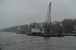 Hamburg am nebligen und trüben 11.11.2020 (Karnevalsanfang): Museumshafen Övelgönne, im Nebel zu erkennen: Schwimmkran „HHLA I“, Eisbrecher STETTIN und Feuerschiff ELBE 3 